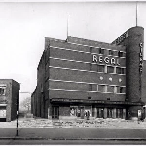 Regal Cinema on Cross Gates Road, Leeds, 1943 (b / w photo)