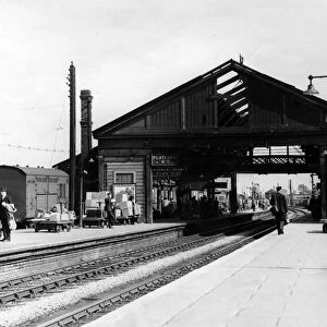 Exterior view of Banbury railway station showing the platforms and railway tracks